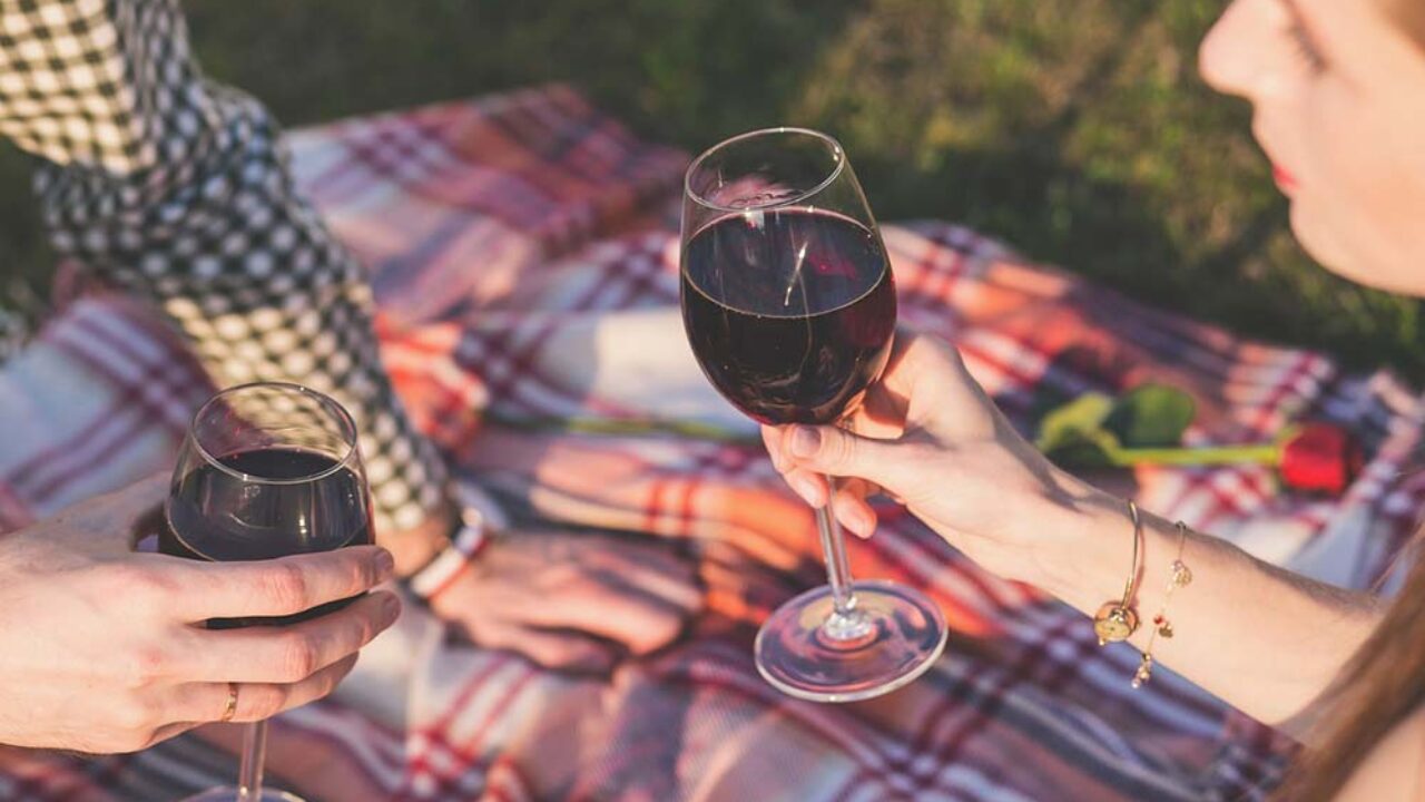 Vino rosso: quanti bicchieri proteggono il cuore e non solo?