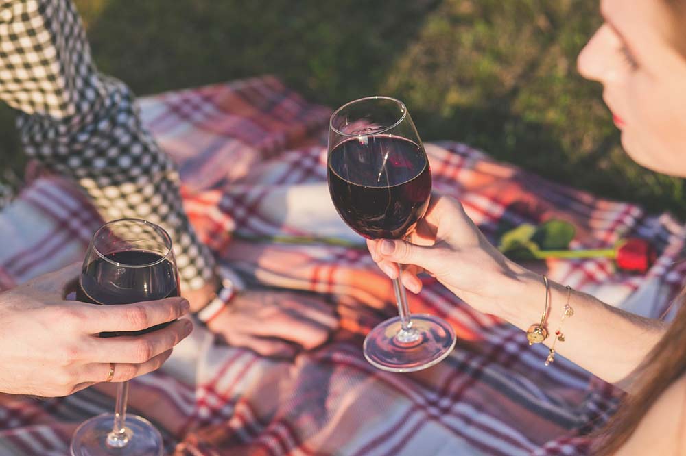 Vino rosso: quanti bicchieri proteggono il cuore e non solo?